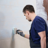 Aplikacja podkładu Ceresit CT19 na ścianę przed układaniem płytek ceramicznych