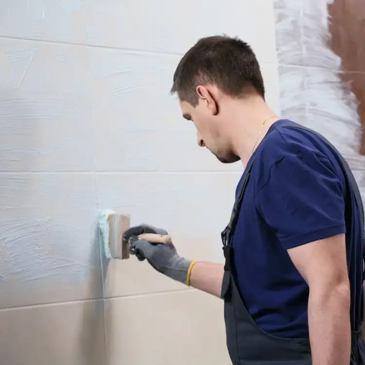 Aplikacja podkładu Ceresit CT19 na ścianę przed układaniem płytek ceramicznych