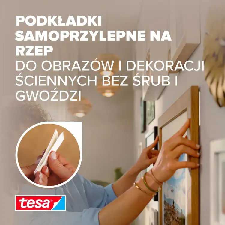 Osoba mocuje obraz na ścianie za pomocą podkładek samoprzylepnych Tesa bez użycia narzędzi