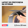 Nożyczki przycinają biały rzep Tesa, pokazując łatwość dopasowania taśmy do potrzeb