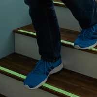 Fluorescencyjna taśma Tesa podkreśla krawędzie schodów, zwiększając bezpieczeństwo podczas chodzenia po zmroku