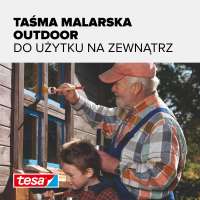 Starszy mężczyzna maluje drewniane okno na zewnątrz, używając niebieskiej taśmy Tesa do zabezpieczenia krawędzi