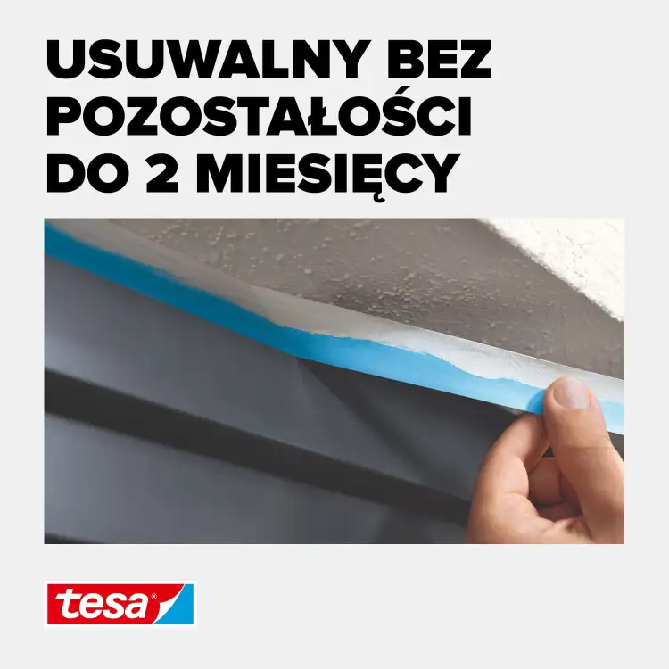 Dłoń zdejmuje niebieską taśmę Tesa UV Outdoor z gładkiej powierzchni elewacji po zakończeniu malowania