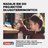 Chłopiec maluje drewnianą ramę okienną na zewnątrz, zabezpieczoną niebieską taśmą Tesa UV Outdoor