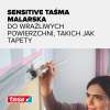 Kobieta maluje ścianę przy użyciu różowej taśmy maskującej Tesa Sensitive chroniącej tapetę