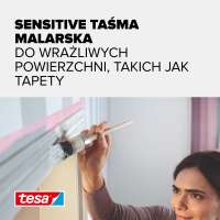 Kobieta maluje ścianę przy użyciu różowej taśmy maskującej Tesa Sensitive chroniącej tapetę