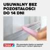 Delikatna taśma Tesa Sensitive w kolorze różowym aplikowana na tapetę przy listwie dekoracyjnej