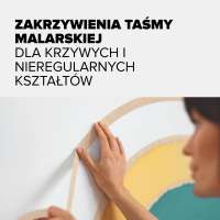 Osoba przykleja elastyczną taśmę Tesa na ścianie z kolorowym wzorem o nieregularnym kształcie