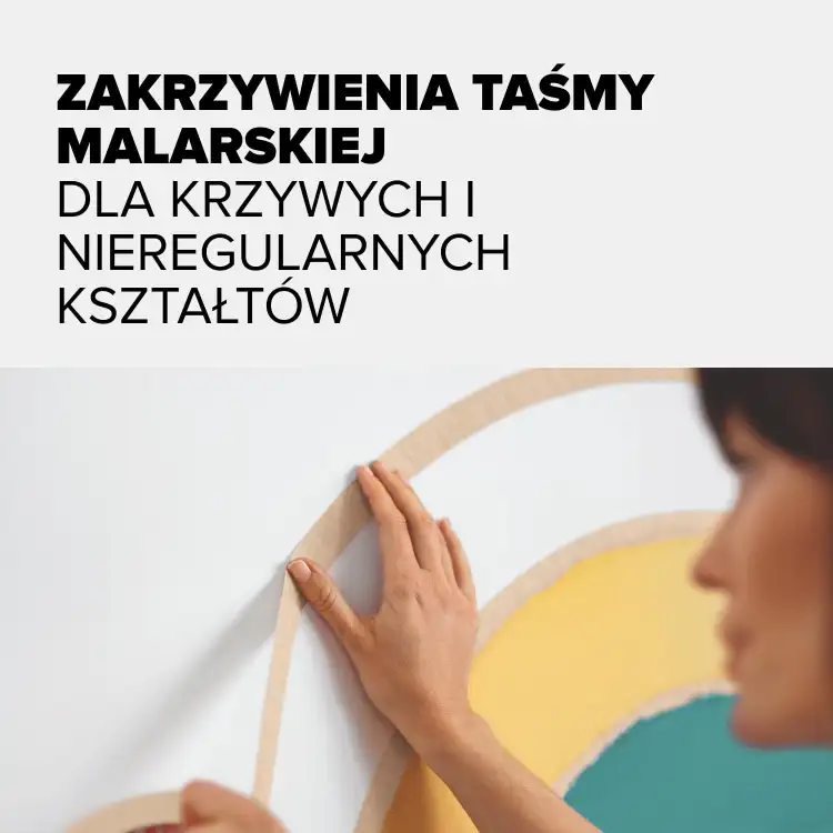 Osoba przykleja elastyczną taśmę Tesa na ścianie z kolorowym wzorem o nieregularnym kształcie