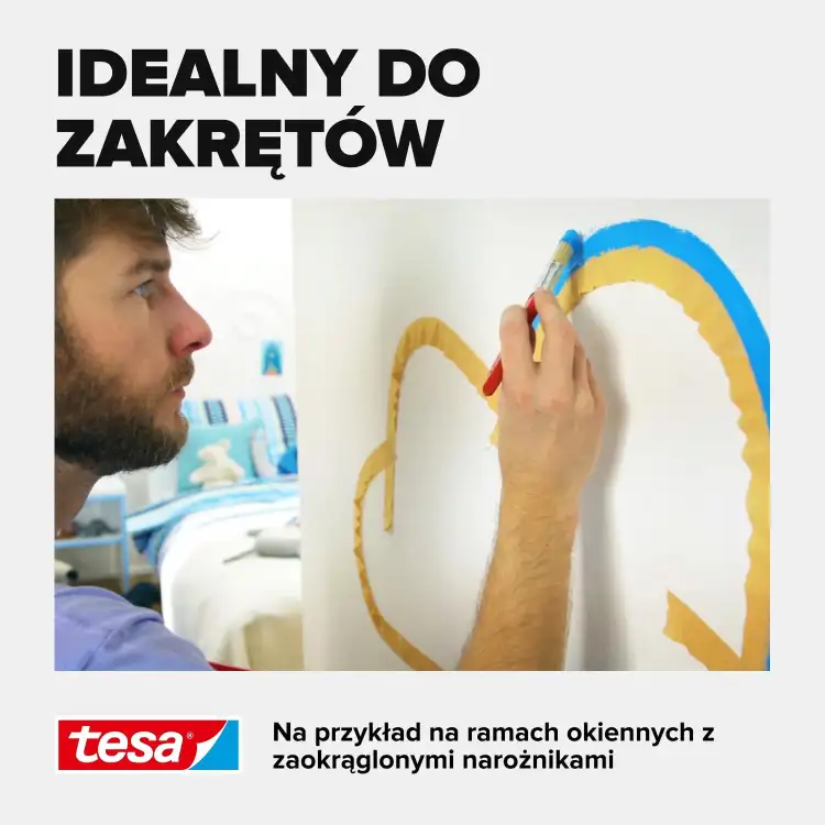 Mężczyzna maluje precyzyjny łuk na białej ścianie z pomocą taśmy maskującej Tesa