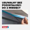 Palce zdejmują niebieską taśmę Tesa UV Outdoor z gładkiej powierzchni elewacji bez śladów kleju