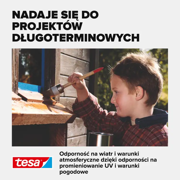 Chłopiec maluje drewnianą ramę okna na zewnątrz, zabezpieczoną niebieską taśmą Tesa UV Outdoor