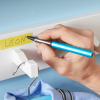 Na żółtej taśmie Tesa przyklejonej do białego wieszaka wypisywane jest imię niebieskim długopisem