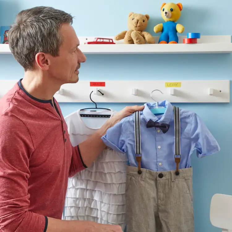 Zielona taśma naprawcza Tesa przyklejona na białym wieszaku ściennym jako praktyczna etykieta