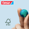 Palce trzymają niewielką kulkę symbolizującą Ziemię obok logo marki Tesa i certyfikatu FSC