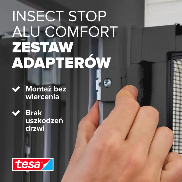 Ręka montuje biały adapter Tesa ALU do moskitiery na ramie drzwi bez użycia narzędzi