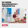 Mężczyzna siedzi na tarasie obok otwartych drzwi z zamontowaną moskitierą Tesa ALU