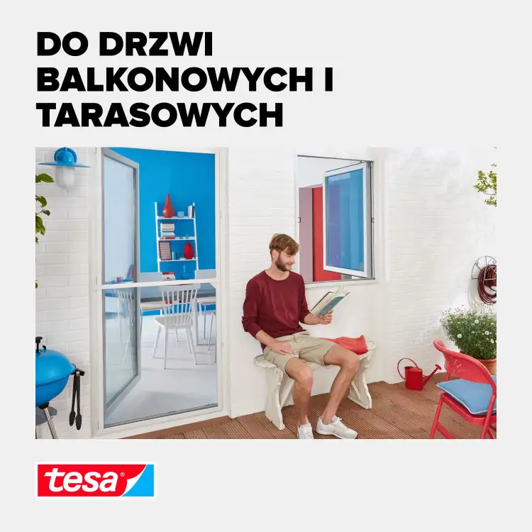 Mężczyzna siedzi na tarasie obok otwartych drzwi z zamontowaną moskitierą Tesa ALU