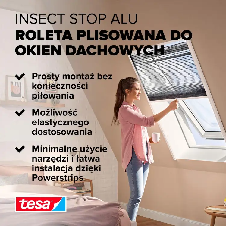 Widoczna roleta plisowana Tesa na oknie dachowym skutecznie chroni wnętrze przed owadami
