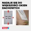 Praktyczne zastosowanie siatki Tesa na oknie dachowym zabezpieczającym przed insektami w jasnym wnętrzu