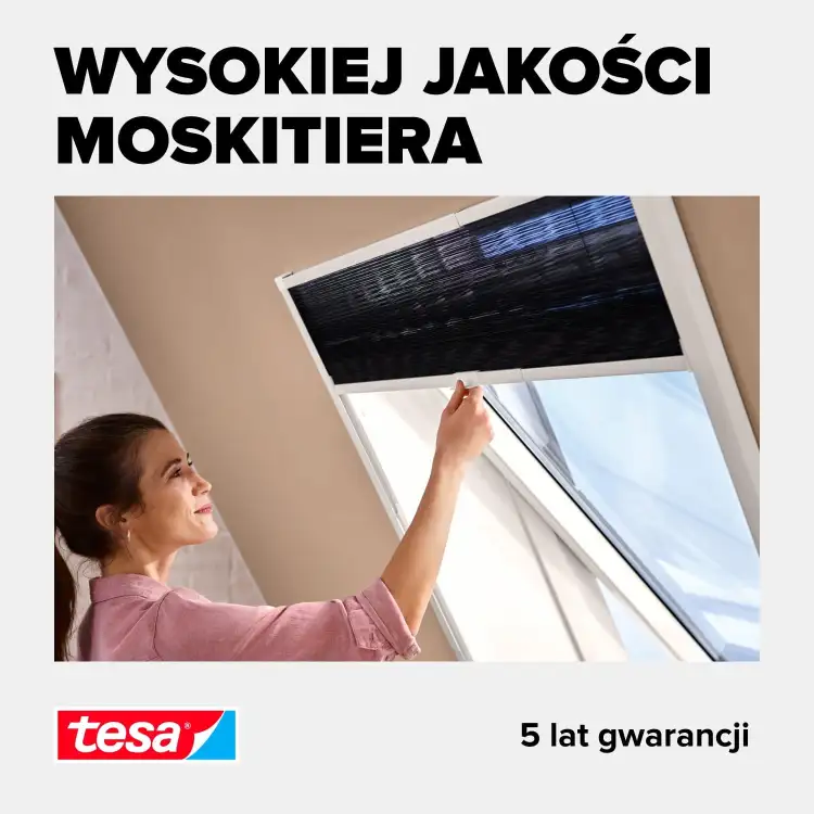 Kobieta zamyka plisowaną moskitierę Tesa na oknie dachowym, zapewniając ochronę przed owadami
