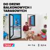 Otwarta aluminiowa moskitiera Tesa w antracycie zamontowana na drzwiach balkonowych w nowoczesnym wnętrzu
