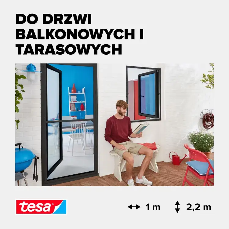 Otwarta aluminiowa moskitiera Tesa w antracycie zamontowana na drzwiach balkonowych w nowoczesnym wnętrzu