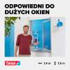 Prezentacja białej moskitiery aluminiowej Tesa zamontowanej na dużym oknie w nowoczesnej łazience