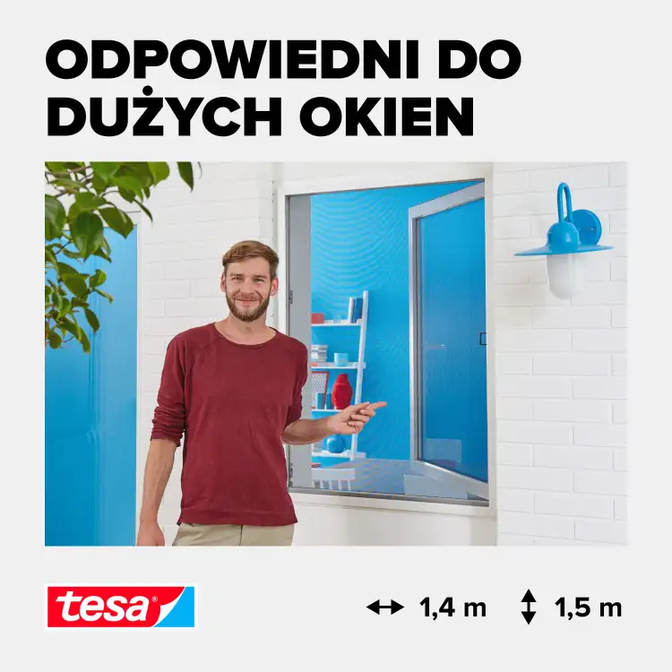Prezentacja białej moskitiery aluminiowej Tesa zamontowanej na dużym oknie w nowoczesnej łazience