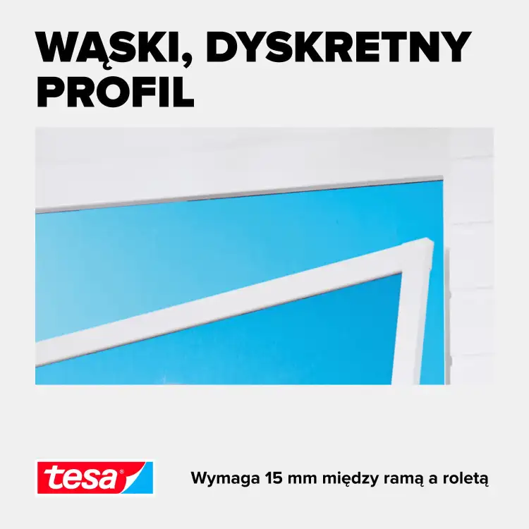 Na zdjęciu widoczny jest wąski, biały profil aluminiowej moskitiery Tesa na tle niebieskiej szyby