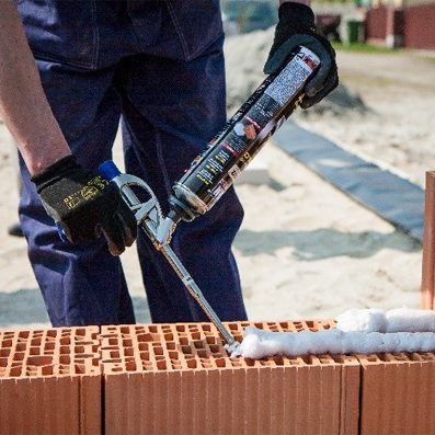 Aplikacja pianokleju Tytan Professional na pustaki ceramiczne przy budowie ściany zewnętrznej
