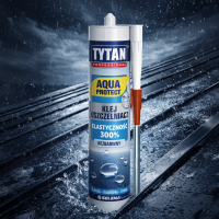 Opakowanie Tytan Aqua Protect prezentowane na tle mokrych torów podkreślających wodoodporność i elastyczność produktu