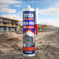 Wytrzymały klej Tytan Neo-Pro Fix prezentowany na tle placu budowy z widoczną końcówką aplikatora