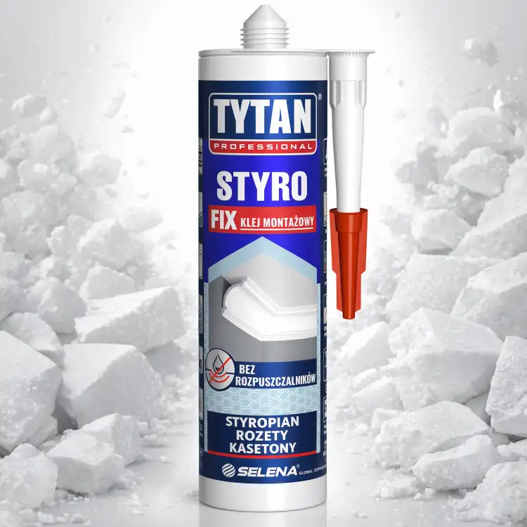 Opakowanie Tytan Styro Fix prezentowane na tle rozkruszonego styropianu podkreśla zastosowanie do izolacji