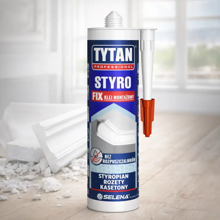 Biała tuba Tytan Styro Fix ustawiona na stole obok kawałków styropianu w jasnym wnętrzu