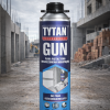 Opakowanie piany Tytan GUN prezentowane na tle placu budowy podczas prac montażowych