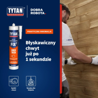 Mężczyzna montuje drewniane panele ścienne przy użyciu białego kleju Tytan FIX2