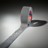 Widoczna rozwinięta taśma naprawcza Tesa Duct Tape prezentuje strukturę i matowe wykończenie powierzchni