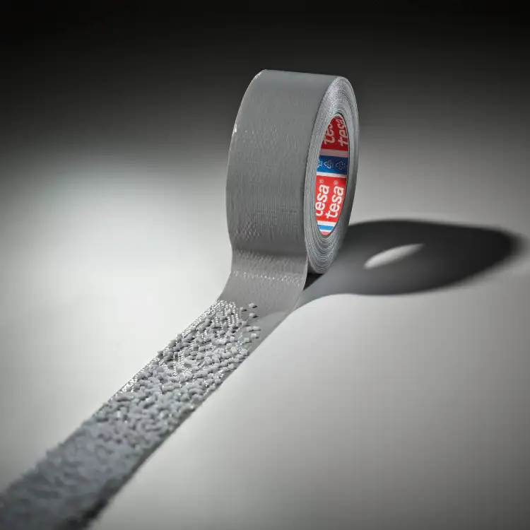 Widoczna rozwinięta taśma naprawcza Tesa Duct Tape prezentuje strukturę i matowe wykończenie powierzchni
