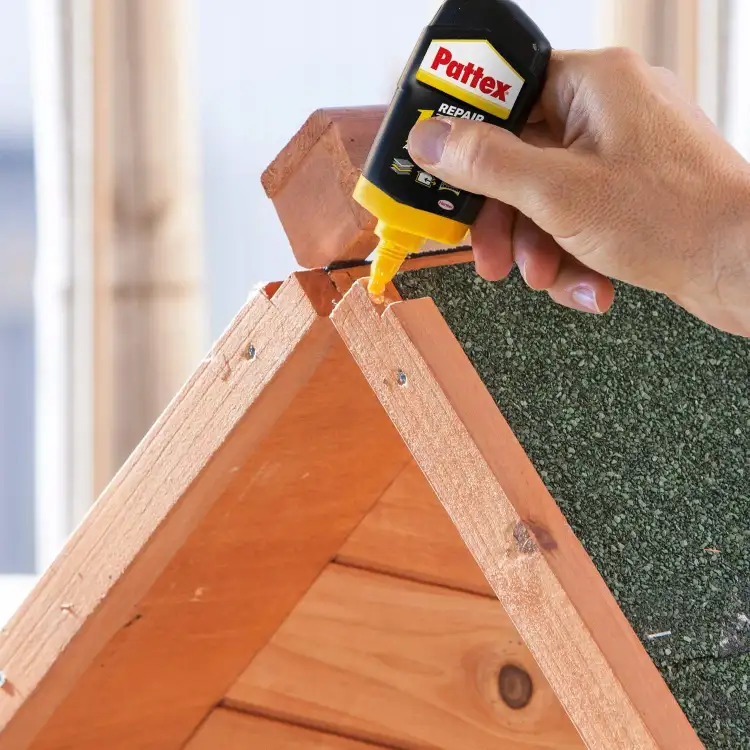 Pattex Repair Total umożliwia precyzyjne łączenie elementów drewnianej konstrukcji domku ogrodowego