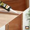 Prezentacja aplikacji białego kleju Pattex Fix Decor na krawędź drewnianej powierzchni meblowej