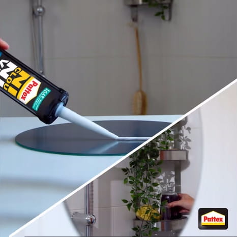 Aplikacja białego kleju Pattex Fix na krawędź lustra w nowoczesnej łazience