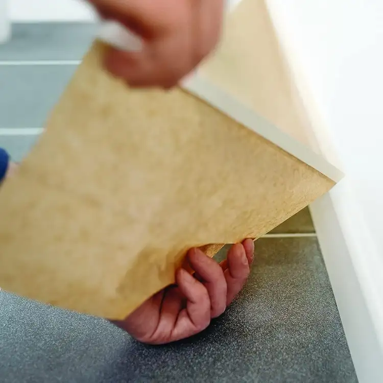 Rolka folii malarskiej Tesa z taśmą ochronną zabezpiecza podłogę przy kładzeniu przy ścianie