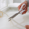 Biała uszczelka samoprzylepna Tesa dopasowana do narożnika okiennego zapewnia ochronę przed przeciągami