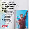 Mężczyzna montuje czarną moskitierę Tesa na oknie, chroniąc wnętrze przed owadami w słoneczny dzień