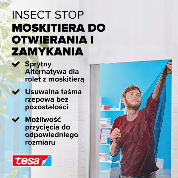 Mężczyzna montuje czarną moskitierę Tesa na oknie, chroniąc wnętrze przed owadami w słoneczny dzień