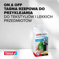 Opakowanie czarnej taśmy rzepowej Tesa prezentowane w dłoni na tle białej powierzchni