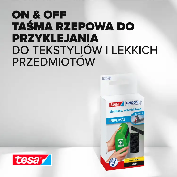 Opakowanie czarnej taśmy rzepowej Tesa prezentowane w dłoni na tle białej powierzchni