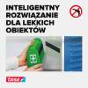 Osoba mocuje zieloną apteczkę do ściany za pomocą czarnej taśmy rzepowej Tesa