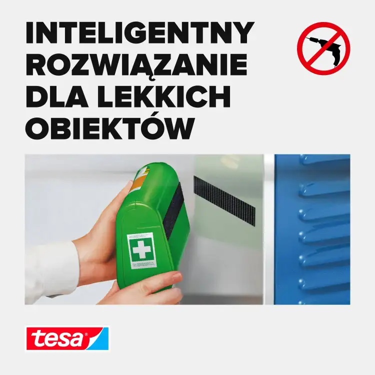 Osoba mocuje zielą apteczkę do ściany za pomocą białej taśmy rzepowej Tesa